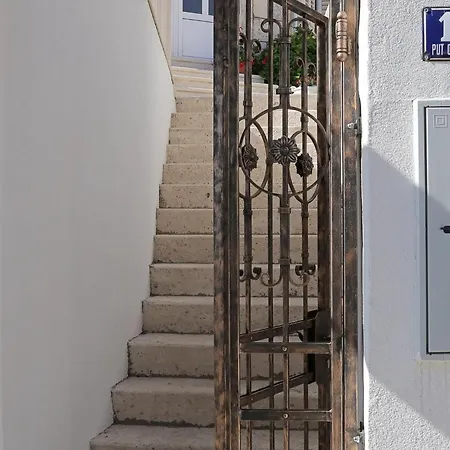 & Rina - Studio With Patio Apartmán